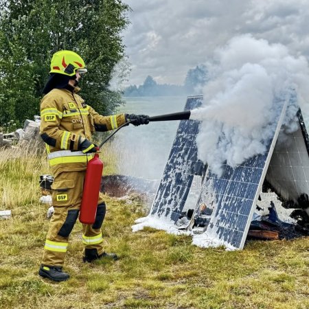 Pożar a fotowoltaika – szkolenie służb ratunkowych w powiecie ostrołęckim [ZDJĘCIA]