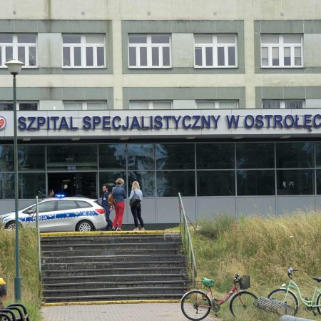 Policja przy wejściu. Co się dzieje w szpitalu? Odwiedzający chorych zaskoczeni [ZDJĘCIA]