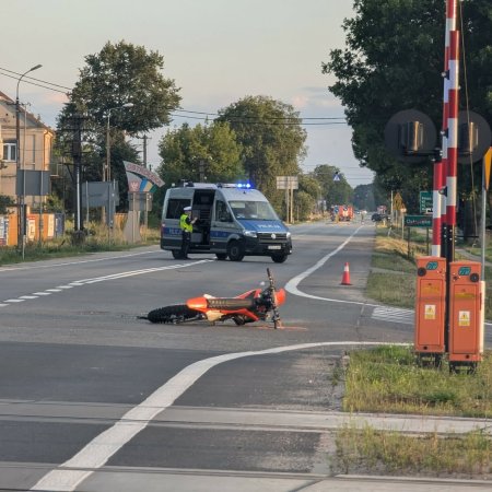 Wypadek na Warszawskiej. Zderzenie motocykla z osobówką [ZDJĘCIA]