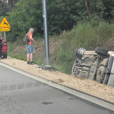 Sekunda nieuwagi, auto w rowie. Przestroga dla kierowców [ZDJĘCIA]