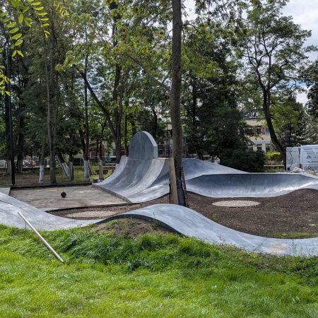 Plac zabaw z wodą, pumptrack i fontanna. Tak zmienia się park przy Traugutta [WIDEO, ZDJĘCIA]