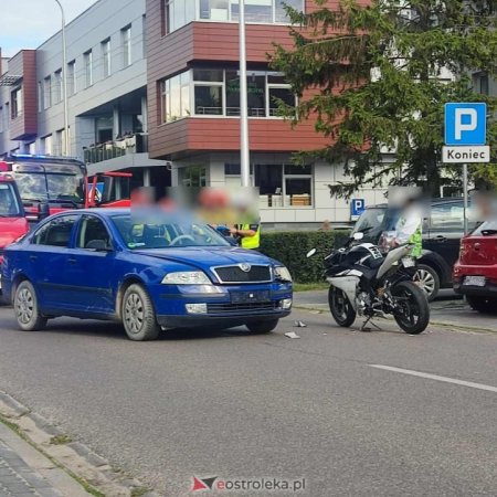 Wypadek na Piłsudskiego. Nieostrożność sprawcy przyczyną zderzenia z motocyklem [ZDJĘCIA]
