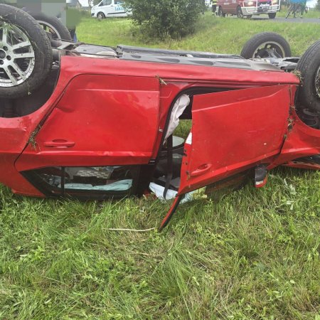 Krytyczny czas na mazowieckich drogach. Dwie osoby ranne po dachowaniu