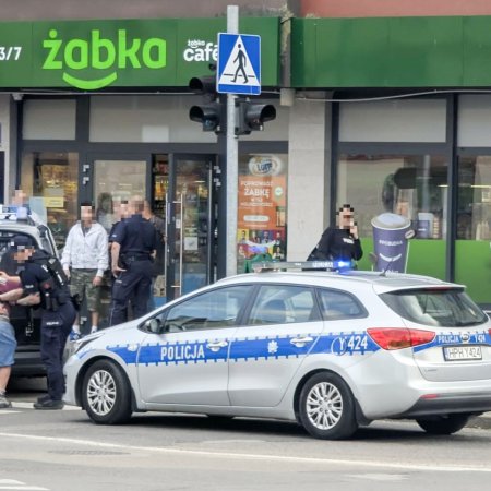 Służby postawione w stan gotowości. Awantura w sklepie i "przedmiot przypominający broń"