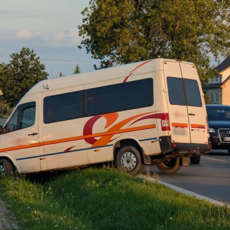 Bus wypadł z drogi na trasie Ostrołęka–Czerwin. Szokujące ustalenia policjantów! [ZDJĘCIA]