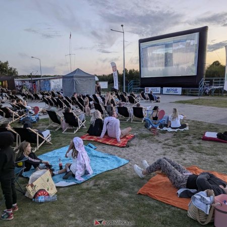 Kino plenerowe i ognisko na plaży miejskiej w Ostrołęce
