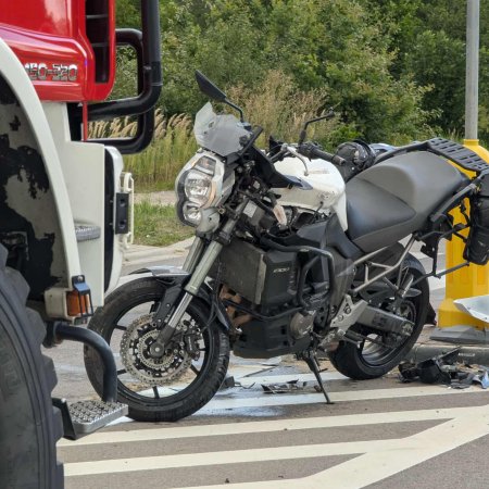 Czołowe zderzenie forda z motocyklem w Myszyńcu. Ranny motocyklista trafił do szpitala [ZDJĘCIA]