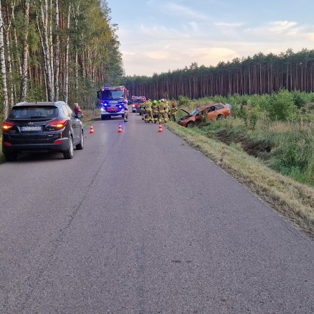 Niebezpieczny manewr zakończony dachowaniem w gminie Kadzidło [ZDJĘCIA]