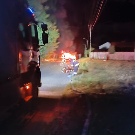 BMW stanęło w ogniu podczas jazdy. Strażacy walczyli z żywiołem w nocy [ZDJĘCIA]
