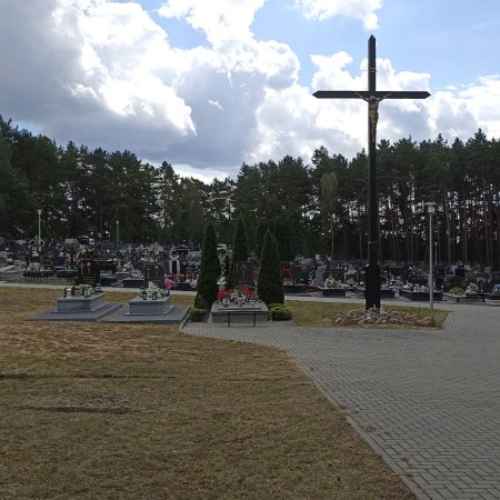 Pracownicy muzeum odwiedzają groby. Zostawiają znicz z nietypową wiadomością