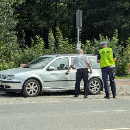 Rutyna czy pośpiech? Zderzenie dwóch pojazdów na rondzie [ZDJĘCIA]