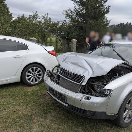 Wypadek na DK-53 pod Ostrołęką. Zderzenie opla z audi [ZDJĘCIA]