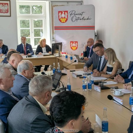 Jednomyślność w radzie powiatu. Radni zdecydowali o ważnych inwestycjach i projektach społecznych [ZDJĘCIA]