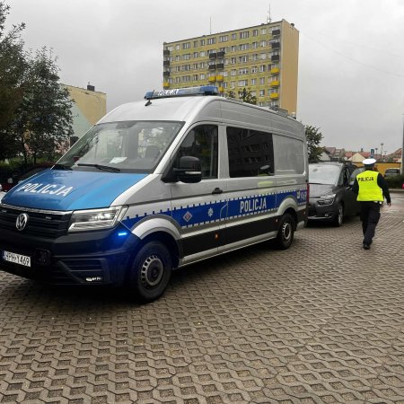 Ostrołęka: Kosztowny manewr cofania na parkingu. Mandat i punkty karne dla 45-latki [ZDJĘCIA]