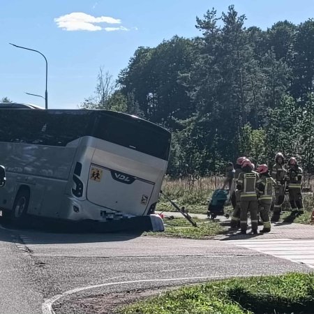 Chwile grozy na wycieczce szkolnej. Dzieci uwięzione w przechylonym autobusie [ZDJĘCIA]