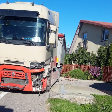 Kolizja ciężarówek w gminie Łyse: Kolos zniszczył ogrodzenie i słup! [ZDJĘCIA]