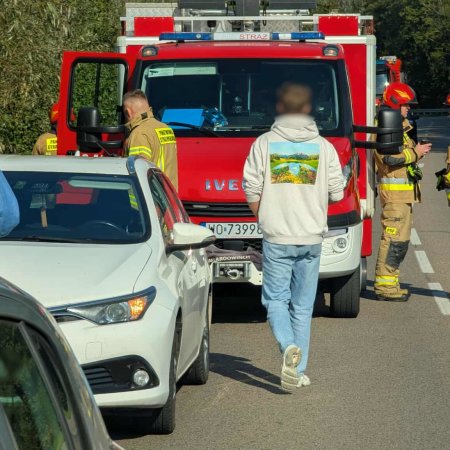 Kolizja na trasie Ostrołęka - Goworowo. Samochód zawisł na barierach [ZDJĘCIA]