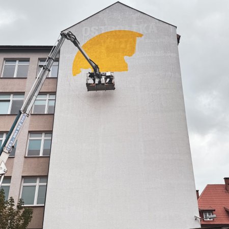 Adam Chętnik powita wjeżdżających do Ostrołęki! Nowy mural ozdobi ścianę ZSZ nr 4