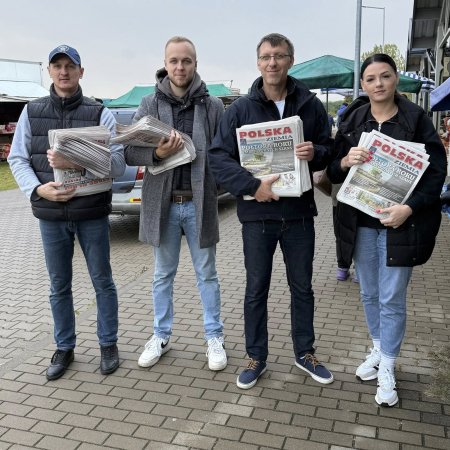 Gazetki, uściski dłoni i rozmowa. Poseł Grabowski na targowisku
