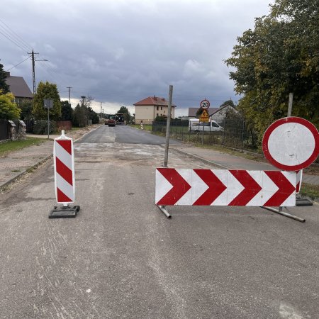 Remont drogi Troszyn-Rabędy nabiera tempa. Kierowcy, uzbrójcie się w cierpliwość! [ZDJĘCIA]