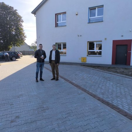 Koniec problemów z parkowaniem! Nowy parking zwiększa bezpieczeństwo przy Szkole w Ołdakach!