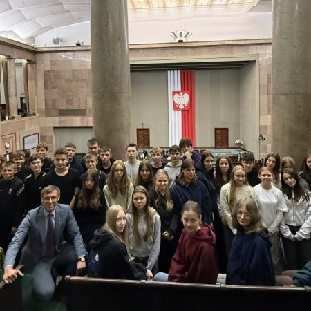 Uczniowie SP 3 z wizytą w Sejmie. Spotkali posłów-absolwentów. Medal dla wychowawczyni [WIDEO]