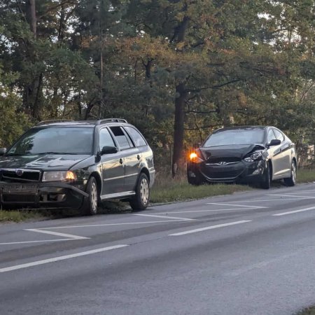 Niebezpieczna kraksa na wyjeździe z Ostrołęki. Trzy auta zderzyły się na Goworowskiej [ZDJĘCIA]