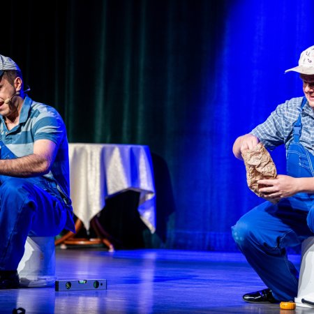 Wieczór pełen śmiechu w Myszyńcu. Kabaret Trzecia Strona Medalu podbił serca kurpiowskiej publiczności [ZDJĘCIA]