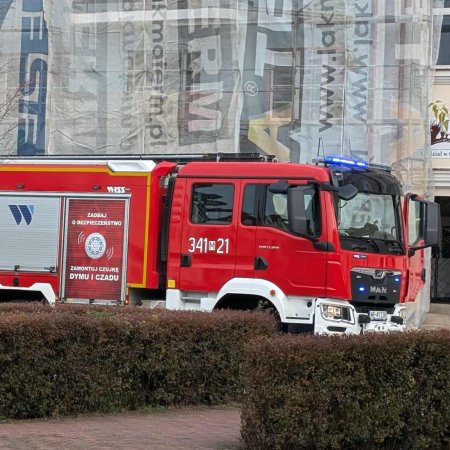 "Atak" na ostrołęcki sąd! Pilna interwencja straży pożarnej przy Placu Bema [ZDJĘCIA]