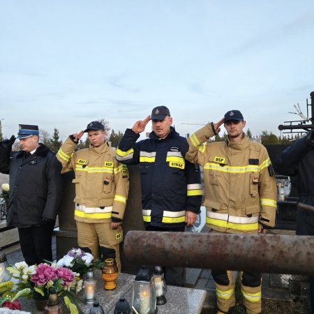 Strażacy uczcili pamięć zmarłych kolegów. Piękna tradycja na Wszystkich Świętych