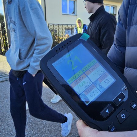 Wielka ekologiczna lekcja: mieszkańcy Czerwina na spacerze ze sprzętem antysmogowym! [ZDJĘCIA]
