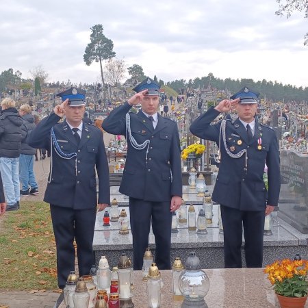 OSP Kadzidło uczciło pamięć zmarłych strażaków. Znicze na grobach druhów