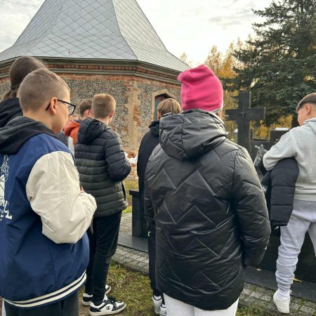 Uczniowie oddali hołd zmarłym. "Pamięć to wyraz serca"