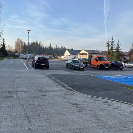Nowy parking przy GOK-u w Olszewie-Borkach. 53 miejsca postojowe [ZDJĘCIA]