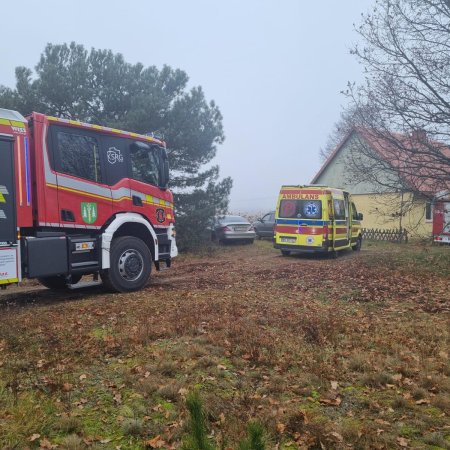 Tragedia w Łączkach (gm. Łyse). Strażacy i medycy walczyli o życie 53-latka. Mężczyzna zmarł