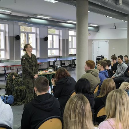 "Czy wiesz, jak reagować w kryzysie?" - żołnierze z wizytą w szkole