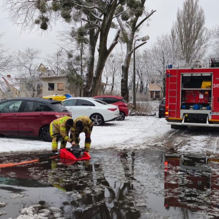 Topniejący śnieg zalał przejazd przy Sienkiewicza. Interweniowali strażacy [ZDJĘCIA]