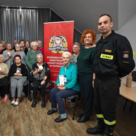 Niewidzialny zabójca i cichy alarm! Strażacy z Ostrołęki edukują seniorów o bezpieczeństwie pożarowym [ZDJĘCIA]