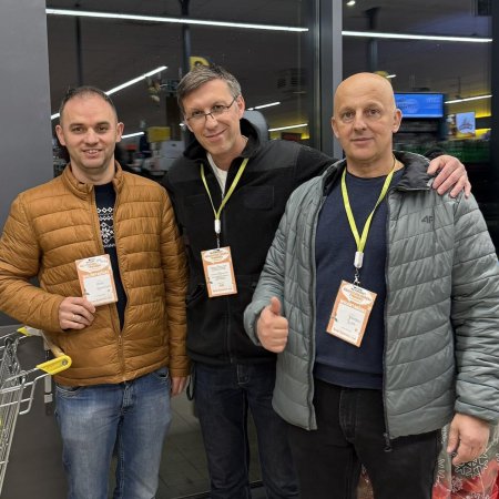 Świąteczna Zbiórka Żywności 2025. Poseł Grabowski w roli wolontariusza. Towarzyszyli mu radni