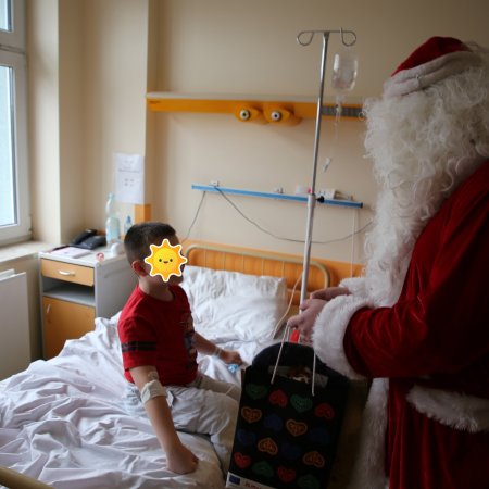 Mikołajki pełne radości w ostrołęckim szpitalu. Mali pacjenci obdarowani [ZDJĘCIA]