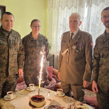Żołnierze odwiedzili weterana z okazji 96. urodzin. "Dużo zdrowia i siły!"