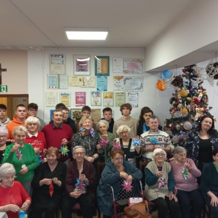 Kiedy młodość spotyka doświadczenie: wzruszające spotkanie międzypokoleniowe w Dziennym Domu Senior+ [ZDJĘCIA]