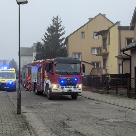 Pożar w budynku przy ul. Kubusia Puchatka w Ostrołęce. Szybka interwencja służb [WIDEO, ZDJĘCIA]