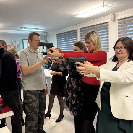 Pracownicy Urzędu Gminy Kadzidło przeszkoleni z obsługi broni [ZDJĘCIA]