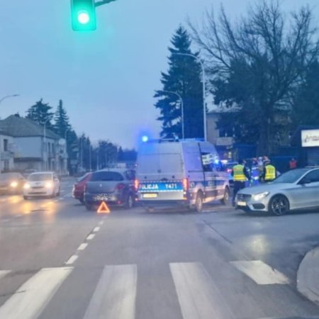 Wypadek w Ostrołęce. Zderzenie na skrzyżowaniu Bogusławskiego i Piłsudskiego. Jedna osoba ranna [ZDJĘCIA]