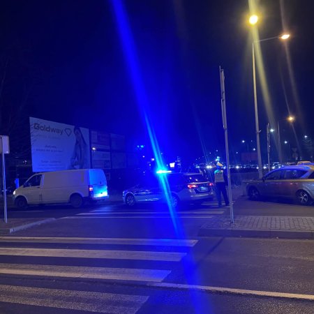 Kolizja w Ostrołęce: Zderzenie kii i mercedesa na rondzie Zofii Niedziałkowskiej [ZDJĘCIA]