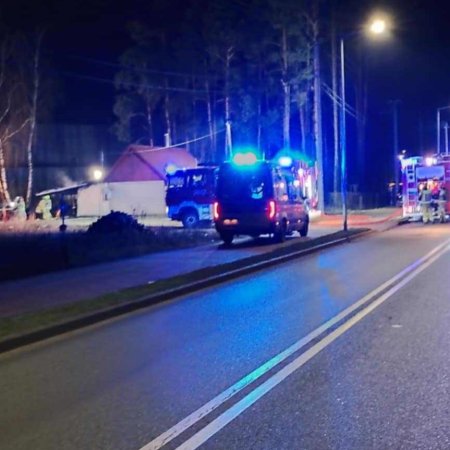 Pożar w Krukach. Pracownicy zakładu Melvit uratowali seniora z płonącego domu [ZDJĘCIA]