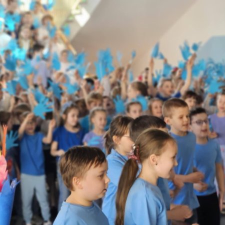 Niebieskie Igrzyska w „Dziesiątce” – sport, solidarność i edukacja o autyzmie