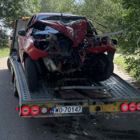 Auto uderzyło w drzewo. Młody mężczyzna poszkodowany