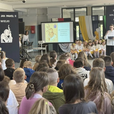 Społeczność SP nr 10 w Ostrołęce uczciła 105. rocznicę urodzin św. Jana Pawła II [ZDJĘCIA]
